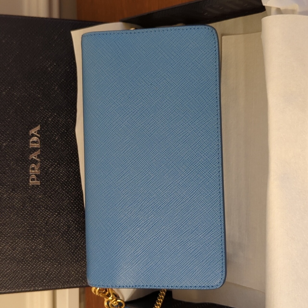 PRADA blue leather crossbody bag with gold chain. - Picture 5 of 8